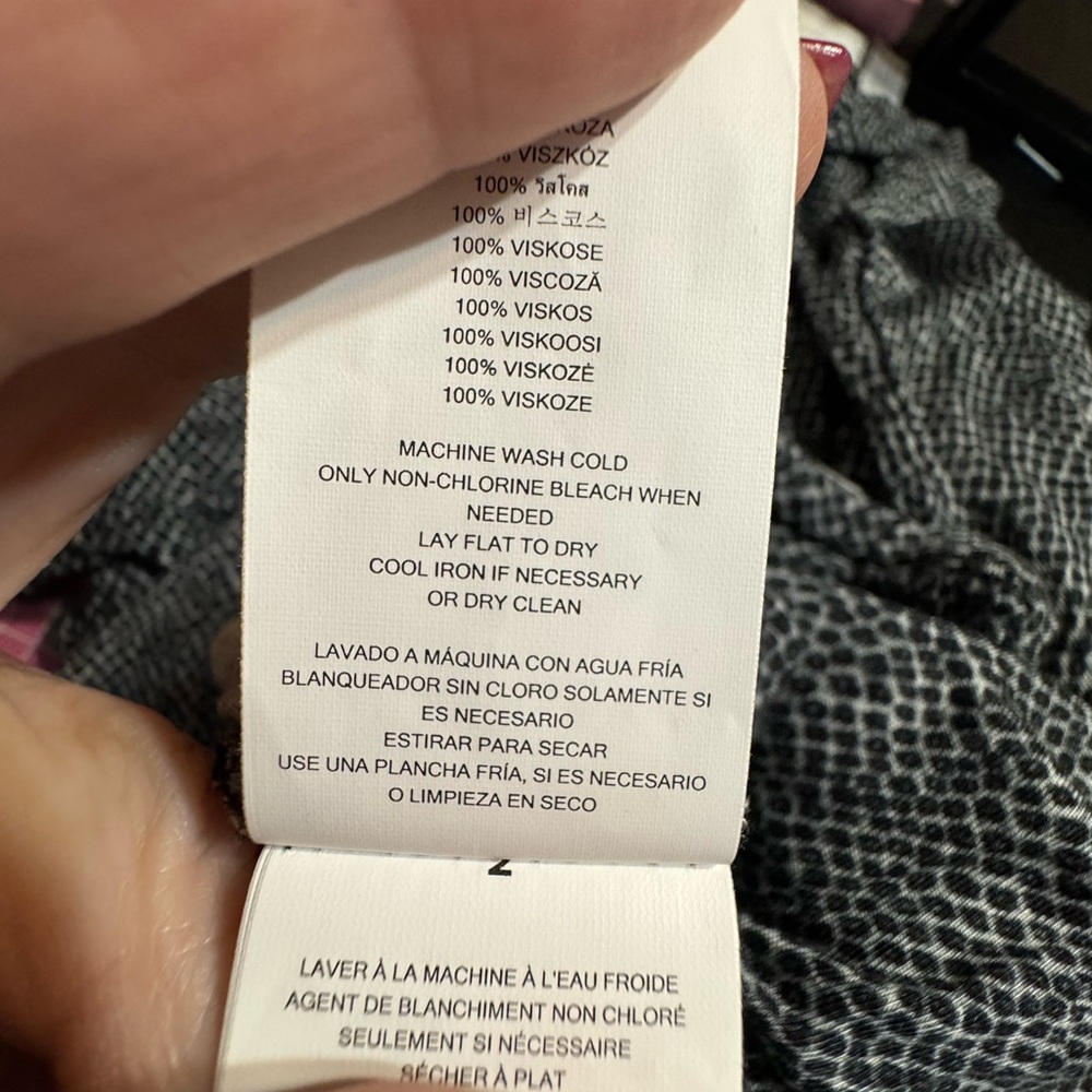 MICHAEL KORS  NEUTRAL PRINT TOP w/KEY HOLE NECKLINE DETAIL  PLUS: 3X   #9 - Picture 9 of 10